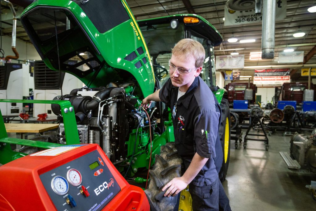 Automotive Technician Salary In Florida Diesel Mechanic & Technician Salaries in the USA 2023 | WyoTech